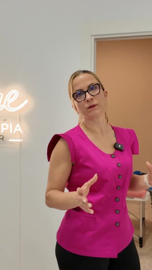 Profesional de +Que Presoterapia en el centro
